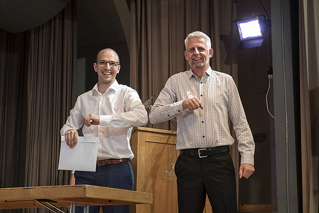 Jürg Köchli, président de l’examen (à.d.) et Thomas Teuscher, directeur Agrotec Suisse.