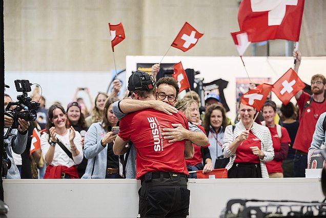 Quelle joie ! Les fans suisses ont fêté Andrin Dobler vendredi midi. Image : © SwissSkills/Michael Zanghellini