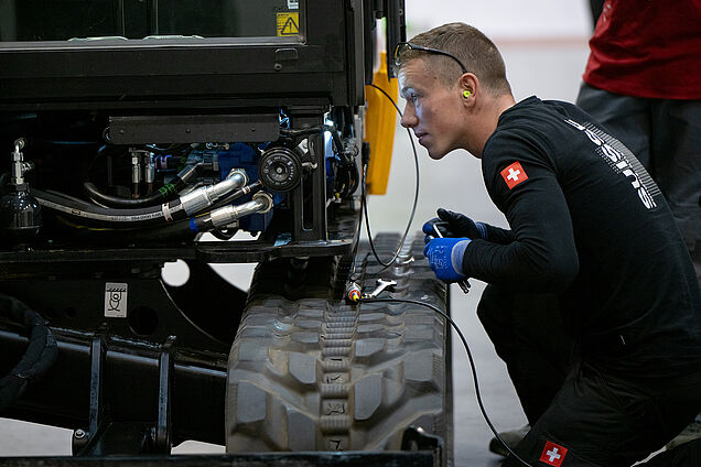 EuroSkillsDanzig: Antoine Cottens bei den Arbeiten an einem JCB-Minibagger.
