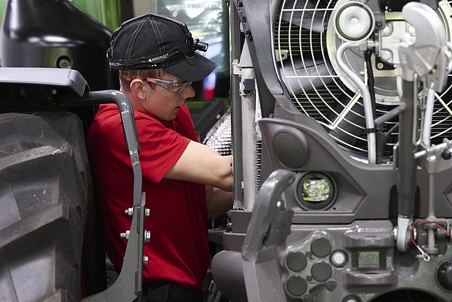 Andrin Dobler devait rechercher des défauts électriques sur un tracteur Fendt. Image : © SwissSkills/Michael Zanghellini