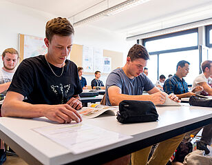 Sicher durch die Lehrzeit: Die Suva geht in die Schule