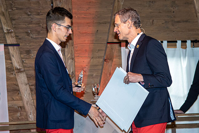 Reto Wyss, Stiftungsratspräsident SwissSkills, überreicht dem Goldmedaillengewinner Sandro Weber das Zertifikat.