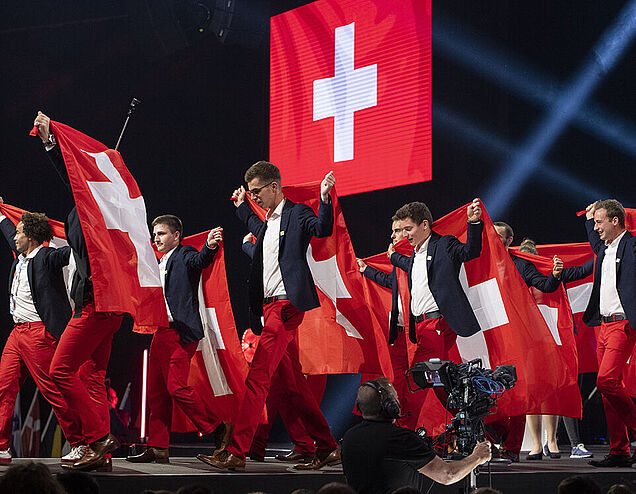 EuroSkills 2021: Einmarsch der Schweizer Berufstalente. Mit dabei: Sandro Weber (Bild: SwissSkills/Michael Zanghellini).